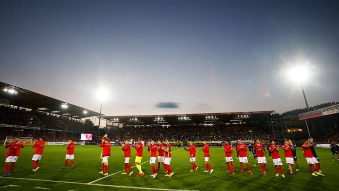 Freiburg díky skvělé první půli zničil Augsburg. Poskočil tak do první pětky