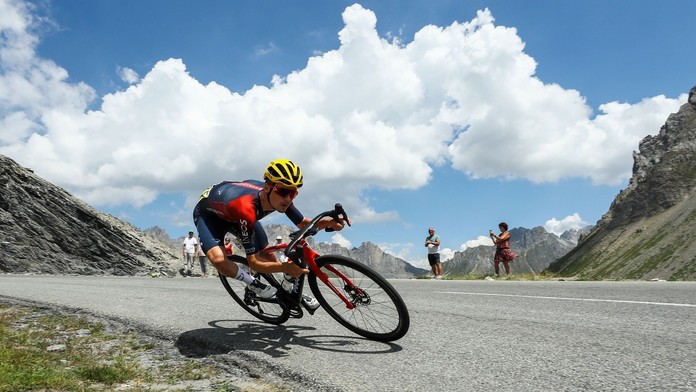 Na Alpe d'Huez triumfoval Pidcock, žlutý trikot stále drží Vingegaard