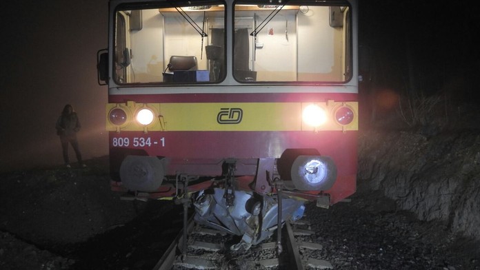 Vtipálek natlačil na přejezd kontejner. Trať bude stát do rána