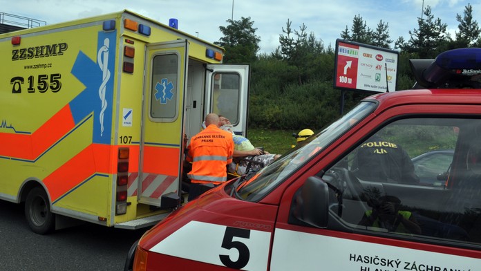 DĚSIVÁ NEHODA! Auto vylétlo ze silnice. Zemřel v něm člověk!