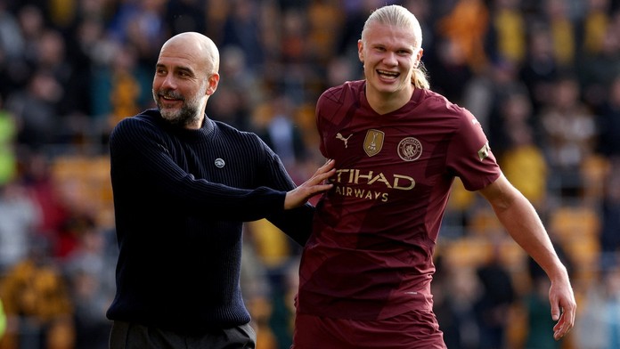 Kouč Manchesteru City Pep Guardiola (vlevo) a útočník Erling Haaland