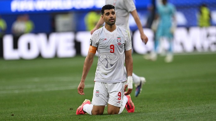 Kapitán Íránu Mehdi Taremi na kolenou