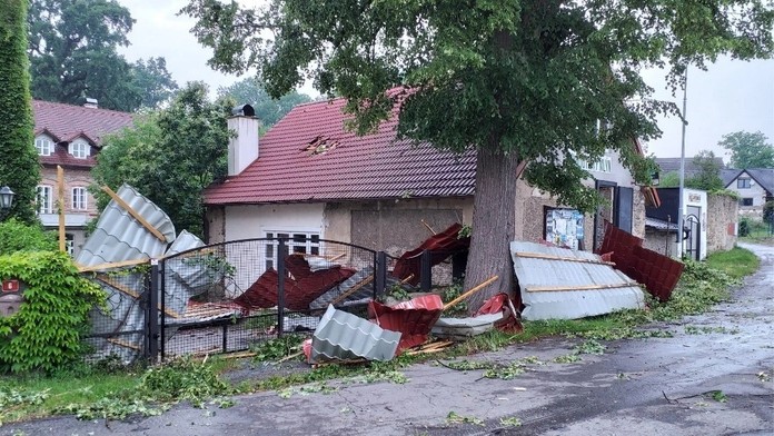 Účet po pondělní bouři. Vichřice trhala střechy, kroupy zasypaly ulice
