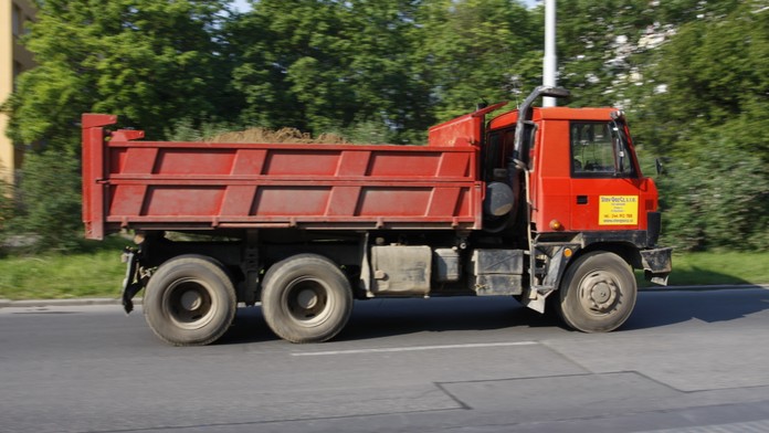 NEUVĚŘITELĚ! Zloděj ze stavby nepozorovaně ukradl 70 tater štěrku