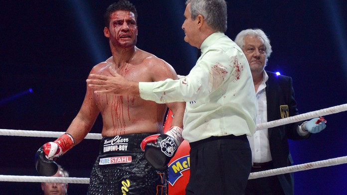 Čtyři kola, a ring se zalil krví! Kličko podesáté obhájil mistrovský titul