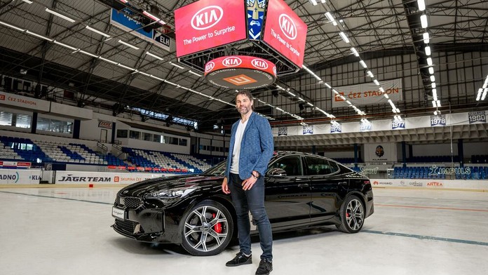 Jágr má dvě nové káry. Dá přednost elektrice nebo 370 koním, co myslíte?
