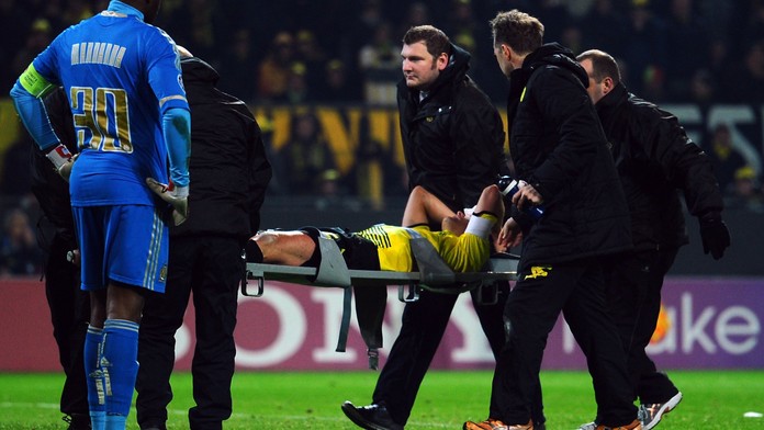 Brutalita na fotbale! Schválně kopl soupeře (20) do hlavy, těžce ho zranil