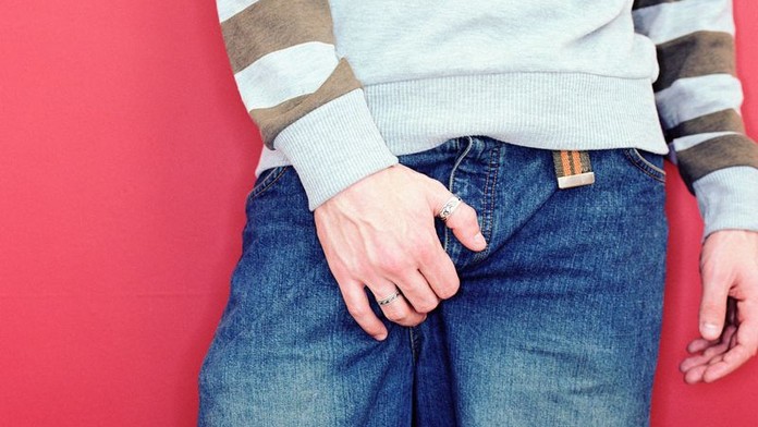 HOROROVÝ ÚRAZ: Dělník si při řezání koberců uřízl penis