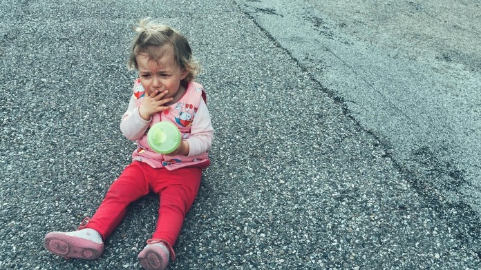 Tříletá dívenka sama odešla z domova. Na ulici ji našla cizí žena