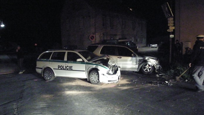 NEHODA POLICISTŮ: Octavia se srazila s mercedesem!