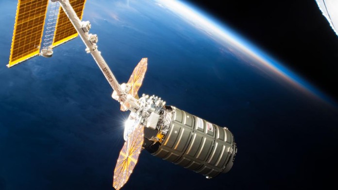 U ISS zakotvila loď Cygnus, astronautům přivezla včelí roboty
