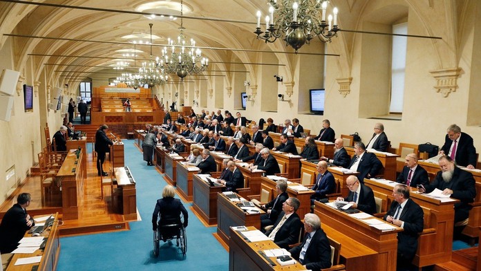 Pokuty 10 tisíc za nenošení roušek prošly Senátem, má to ale háček