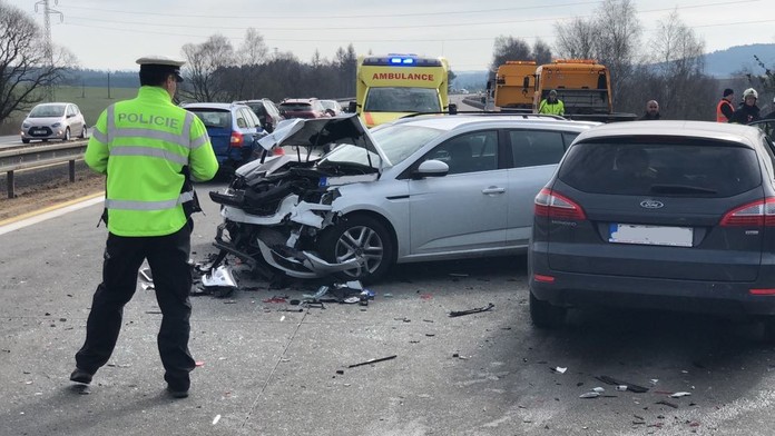Dálnici D1 ucpala nehoda tří aut! Tvořily se kilometrové kolony