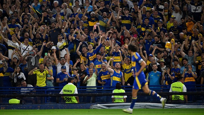 Fanoušci argentinského týmu Boca Juniors slaví gól Edinsona Cavaniho