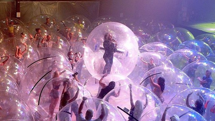 Koncert v době koronaviru! Fanoušci tancovali v obřích bublinách VIDEO