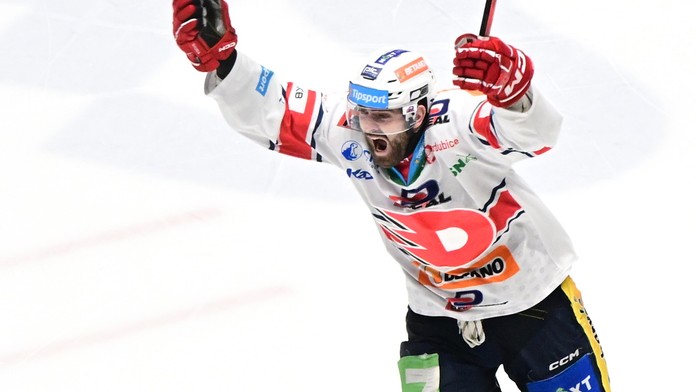 Drama ve čtvrtfinále extraligy. Pardubice vyhrály v prodloužení, Sparta na nájezdy