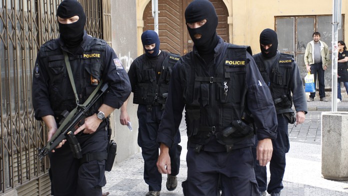 Při razii zatkli pražští policisté šest cizinců kvůli internetovým obchodům