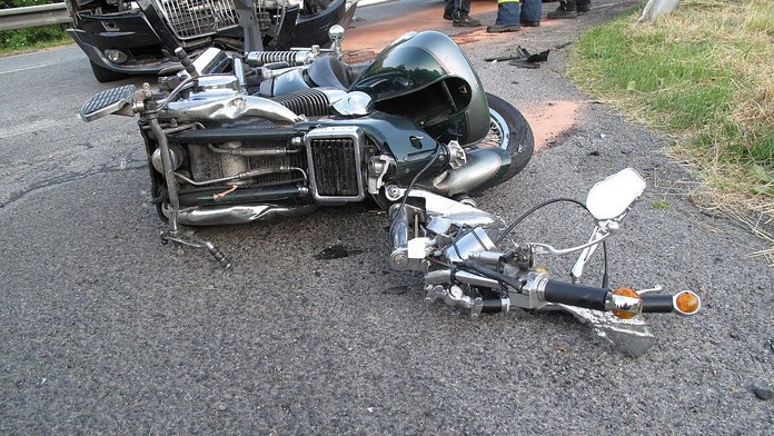 Audi v Rožnově smetlo motocykl! Motorkář na místě zemřel