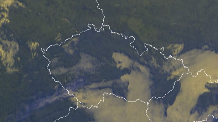 Vzteklé obří kuře nad Českem překvapilo meteorology. Vidíte ho také?