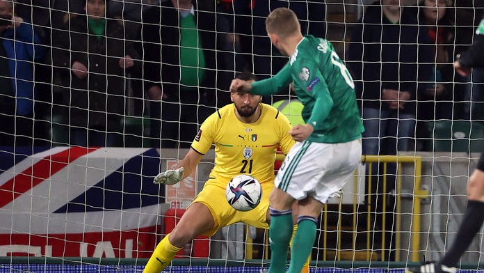 Itálie jde po remíze se Severním Irskem do baráže. Může v ní narazit i na Čechy