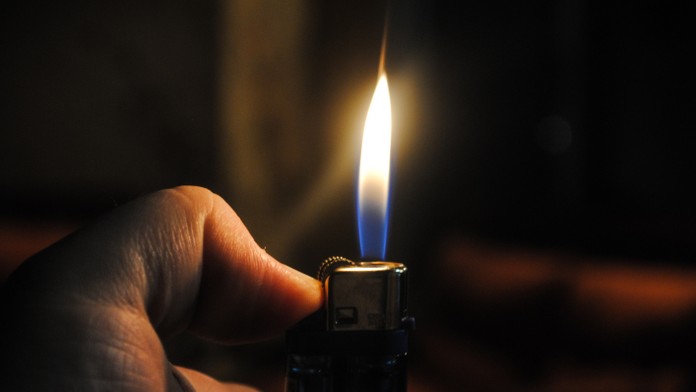 Kvůli cigaretám vykradl prázdný obchod, pak zapálil špatné auto!