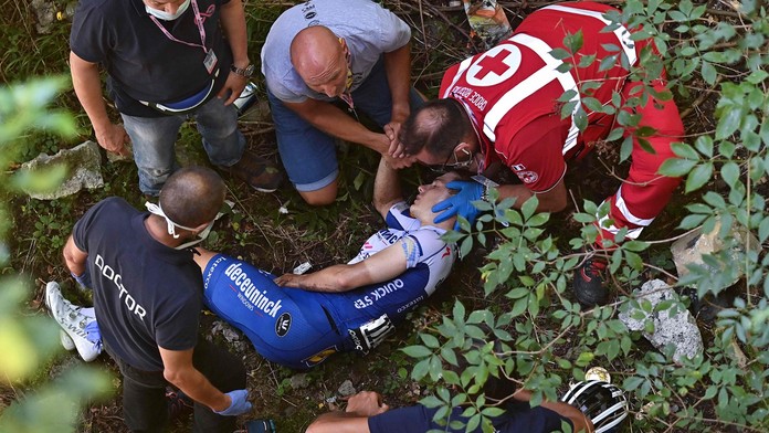 Cyklistický talent při závodě spadl z mostu. Tým oznámil, jak se mu daří