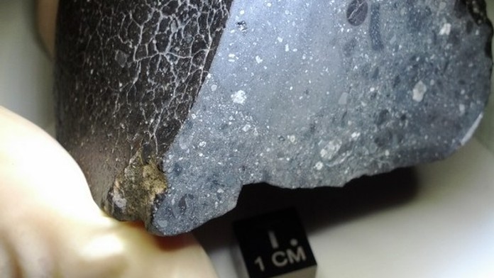 Vědci zkoumají záhadný meteorit z Marsu. Může obsahovat život!