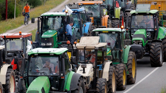 Česko zkolabuje! Traktory zablokují 200 silnic po celé zemi