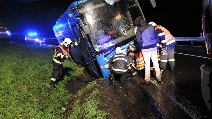 Autobus plný dětí sjel do příkopu, vyprostit ven je museli hasiči