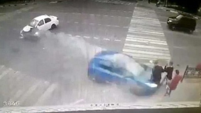 Studenti přežili svou smrt! Auto je srazilo, letěli vzduchem 10 metrů