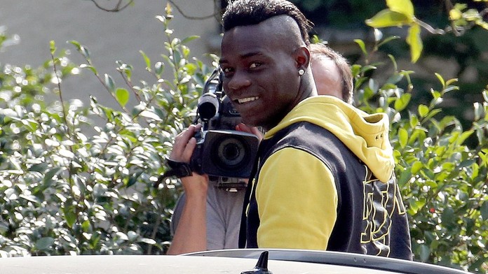 Zákaz kouření i šílených účesů. Zkrotí AC Milán Balotelliho?