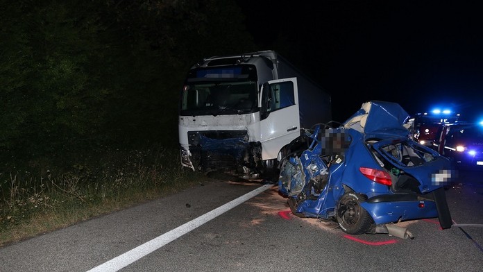 Řidič (†19) přejel do protisměru na rovině. Zemřel pod koly kamionu