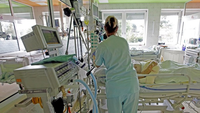 Nemocnice a pojišťovny se hádají. Hrozí, že si budeme platit zákroky!