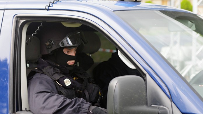 Bravo! Policisté dopadli zloděje, kteří ukradli sejf s 8 miliony