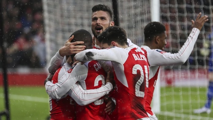 Po hrubce obrany prohrával, nakonec ale Arsenal postoupil