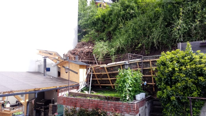 V Praze se sesul svah! Hrozí, že zavalí dům. Majitelé museli prchnout pryč