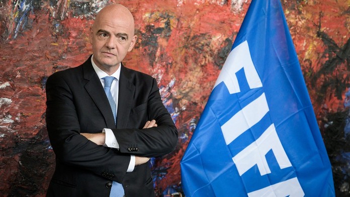 Tisíce míčů s pískem jako symbol obětí. Sílí protesty proti MS v Kataru