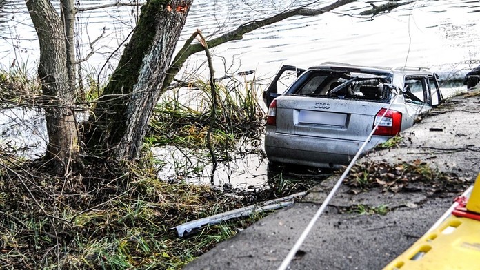 Tragédie v Polsku: Auto sjelo do rybníka, zemřelo pět mladých lidí!