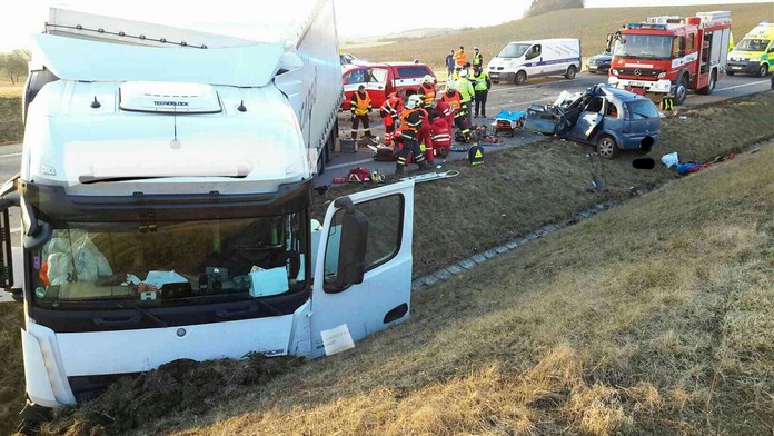 Řidička nepřežila čelní srážku s kamionem, vážně se zranily i děti