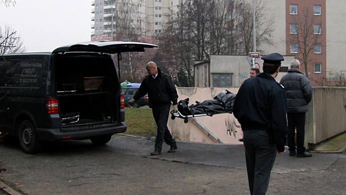 Muž se podřezal nožem na koberce. Tělo našli ve sklepě