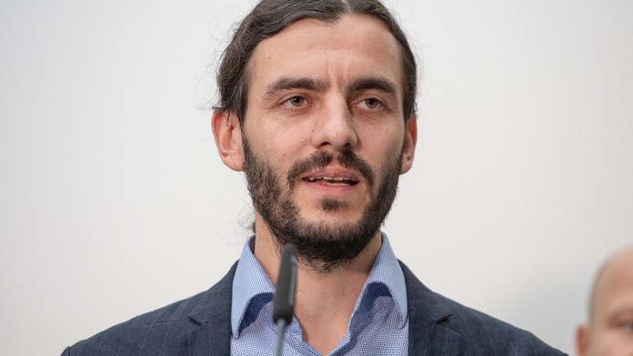 Rozkol v pražské koalici! U náměstka Adama Scheinherra byla policie