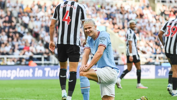 Manchester City zachraňoval bod v Newcastlu. Chelsea ostudně padla s Leedsem