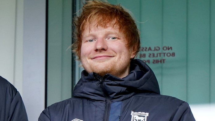 Ed Sheeran si koupil podíl ve fotbalovém klubu Ipswich Town
