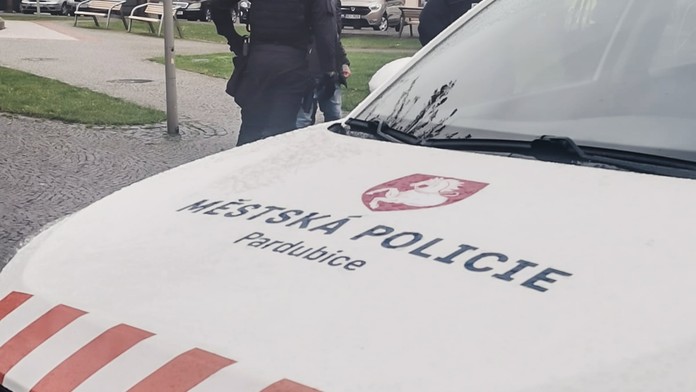Cizinec přepadl postiženého muže. V centru Pardubic ho měl zbít a okrást