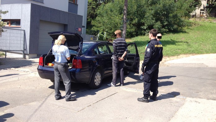 Muž pod vlivem drog nejprve málem srazil na přechodě ženu, poté ujížděl policistům!
