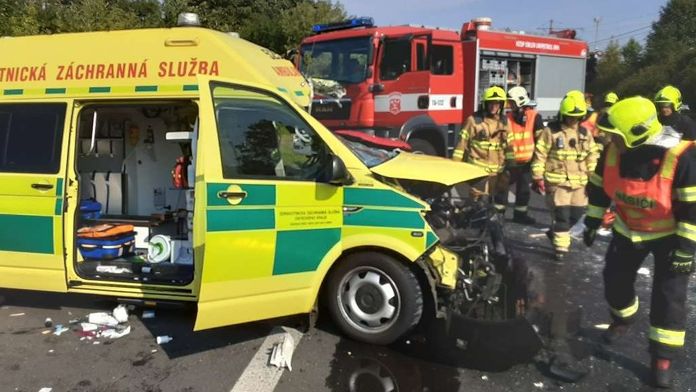 Sanitka spěchala k pacientovi, nedojela. Při srážce s kamionem se zranili tři lidé