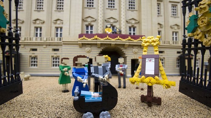 Malý princ George v kočárku! Svoji figurku už má i v Legolandu
