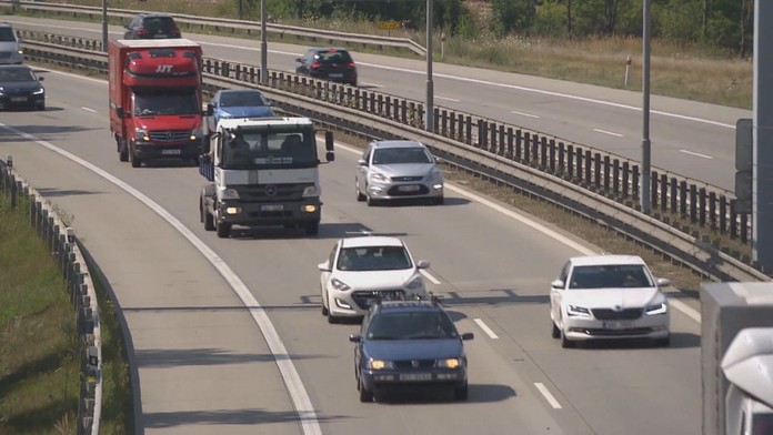 Ministr dopravy vysvětluje zdražení dálničních známek. Změnu ceny prý obklopují mýty