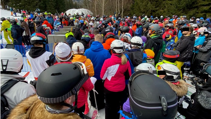 Polské skiareály jsou plné. Téměř nikdo tu nemá roušku, stěžuje si Čech