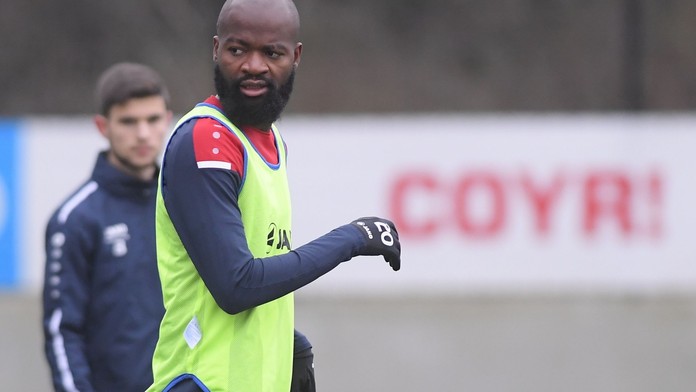 Oblékl dres soupeře, aby si vynutil přestup! Místo toho se nedostal na stadion